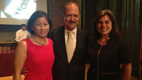 El cónsul de México en San Francisco Carlos Félix Corona se despide de la comunidad del Área de la Bahía. En la foto lo acompañan su esposa Sonia Eunhai Kim y Alicia Aguirre alcaldesa de Redwood City.