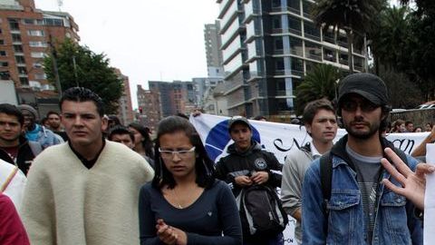 Estudiantes de Colombian apoyan manifestaciones campesinas.