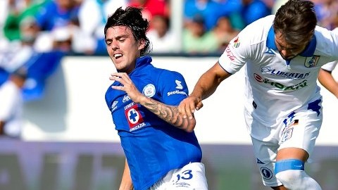 Mauro Formica, la nueva contratación del Cruz Azul, es derribado por un rival