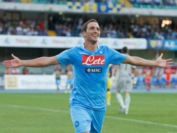El delantero argentino Gonzalo Higuaín marcó uno de los cuatro goles del triunfo del Nápoles sobre el Chievo Verona