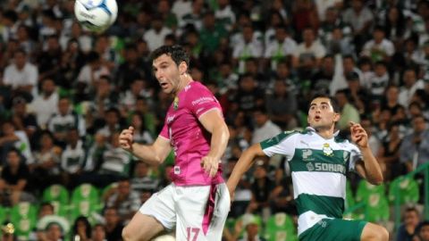 Mauro Boselli (17), autor del primer gol esmeralda, cabecea sobre el arco de Oswaldo Sánchez.