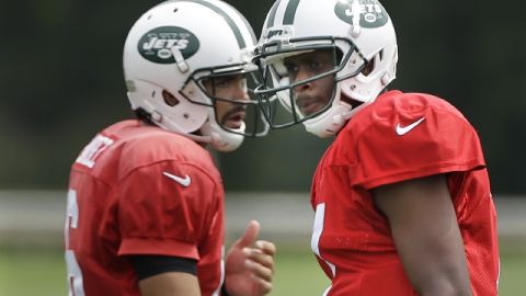 Los mariscales Geno Smith (der.) y Mark Sánchez siguen siendo evaluados para definir al titular.