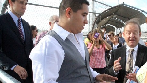 El juez Bill Moody (centro) conduce la ceremonia entre Edgar Falcón y Maricruz Valtierra, en el puerto de ingreso  Paso Del Norte, cerca al centro de la ciudad de El Paso en Texas.