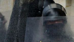 La policía utilizó gases lacrimógenos y chorros de agua contra manifestantes.