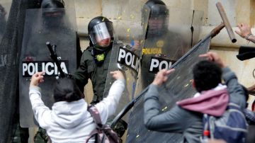 La policía utilizó gases lacrimógenos y chorros de agua contra manifestantes.