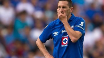 Christian "Chaco" Giménez, delantero de Cruz Azul, se lamenta tras la derrota sufrida ante Gallos Blancos del Querétaro