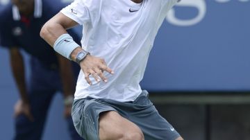 Rafael Nadal devuelve la bola a Ivan Dodig en juego del US Open.