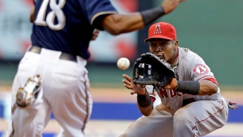 Erick Aybar, de los Angels,  pone fuera de acción en la segunda base al corredor de los Cerveceros,  Khris Davis, en el Miller Park.