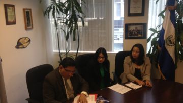 El cónsul general de El Salvador en Los Ángeles, Walter Durán, firma un convenio con representantes del Departamento de Trabajo de Estados Unidos.
