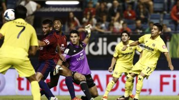 Javier Aquino (der.) remata a puerta para conseguir el segundo gol del Villarreal sobre el Osasuna.