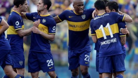 Boca Juniors, sin su mejor hombre, Juan Román Riquelme, pudo ayer con el Vélez Sarsfield y se acerca un  poco más al líder.