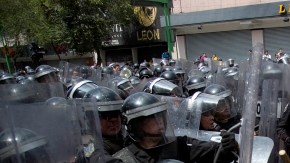 Manifestantes enmascarados chocaban con la policía antidisturbios durante marcha en el Distrito Federal que se dirigía hacia  la Cámara de Diputados, ayer.