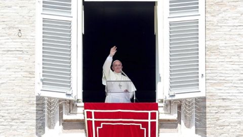 El papa Francisco bendice a los miles de peregrínos en la Plaza de San Pedro y al mismo tiempo pide  una jornada de ayuno y oración por la paz en Siria, en Medio Oriente y en el mundo entero, ayer.