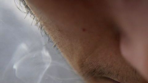 Pese a la despenalización en 2009 de pequeñas cantidades para consumo personal, en México la política hacia las drogas ha estado marcada por un enfoque punitivo y de combate a los carteles del narcotráfico.