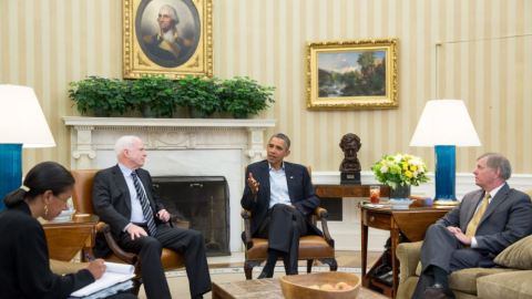 Mientras algunos legisladores se oponen a cualquier tipo de intervención militar de Estados Unidos en el conflicto sirio, otros como los senadores John McCain y Lindsey Graham apoyan una acción más firme.