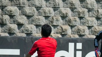 Jesús Corona y Javier "Chicharito" Hernández son los futbolistas mexicanos mejor pagados