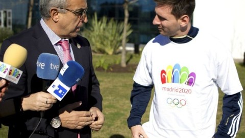 El astro argentino Leo Messi (d), considerado el mejor futbolista del mundo, conversa con el presidente del Comité Olímpico Español (COE), Alejandro Blanco (i)