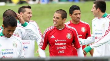 Javier "Chicharo" Hernández (c) bromea con sus compañeros de equipo