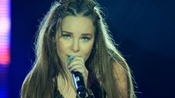 El video de Belinda al caer de una silla fue compartido por cientos en las redes sociales.