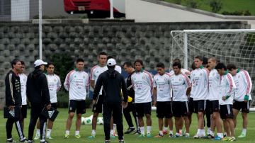 Eduardo de la Torre y Salvador Reyes se dirigen a los seleccionados mexicanos al iniciar la práctica para su duelo contra Honduras de este viernes.