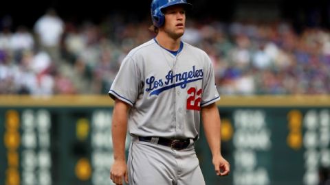 Kershaw camina al dugout tras producir 2 carreras.