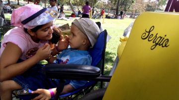 Sergio Hernández, de 5 años, quien sufre de tumor cerebral, y su hermana Jane (de 12) en un día de campo, en Whittier.