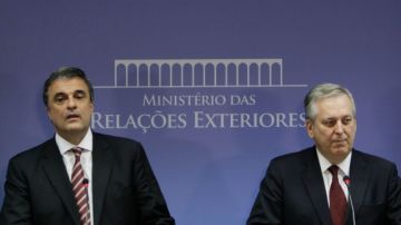 El canciller brasileño Luiz Alberto Figueiredo (izq.) y el ministro de Justicia, Jose Eduardo Cardoso (der.), hablan en relación con el  espionaje de Estados Unidos.
