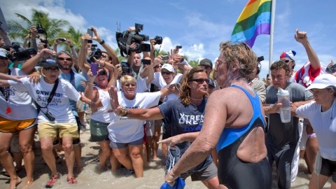 La nadadora  estadounidense Diana Nyad es recibida por entusiastas seguidores a su llegada a  Cayo Hueso, Florida.