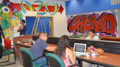 Open Space son lugares donde empresarios, desarrolladores de portales cibernéticos y freelancers pueden reunirse para trabajar en conjunto.