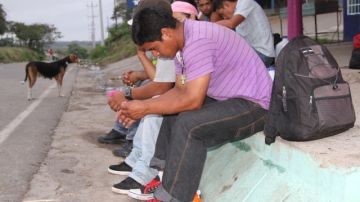 Indocumentados descansan tras caminar varios  kilómetros en suelo mexicano.