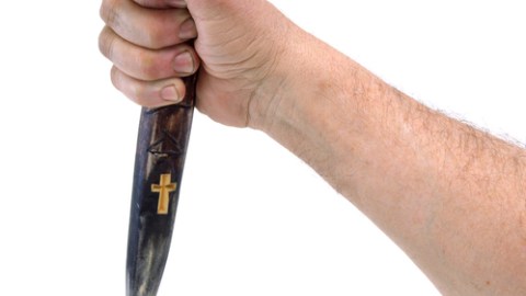 Bajo las creencias vampíricas del paganismo se pensaba que, además del hierro, podían utilizarse estacas de madera para atravesar el corazón del muerto.