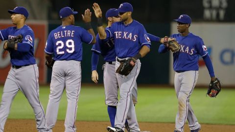 Tras imponerse a Oakland, los 'Vigilantes' de Texas celebran.