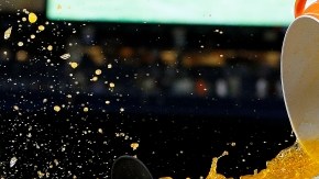 Brett Gardner le da un baño al  paracorto Eduardo Núñez para celebrar el triunfo de ayer de  los Yanquis.