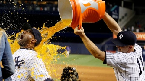 Brett Gardner le da un baño al paracorto Eduardo Núñez para celebrar el triunfo de ayer de los Yanquis.