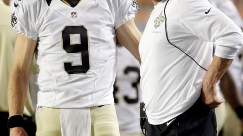 El mariscal Drew Brees (9) habla con el coach en jefe, Sean Payton, quien estuvo suspendido, durante un encuentro de pretemporada.