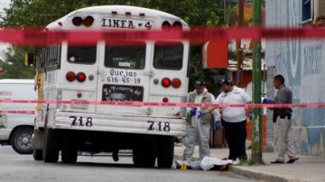 Forenses examinan el cuerpo de un chofer presuntamente asesinado por 'la cazadora' en Ciudad Juárez.