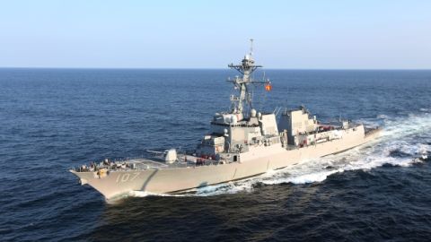 La nave es el    USS Gravely (DDG 107), un destructor de misiles guiados, navegando por el océano Atlántico.