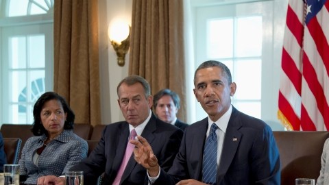 El Presidente Barack Obama se reunió ayer con sus  asesores y varios  líderes del Congreso. A su izquierda, el líder de la Cámara Baja,  John Boehner y a la derecha está Nancy Pelossi.