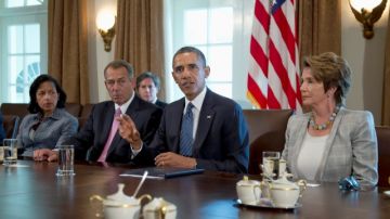 El Presidente Barack Obama se reunió ayer con sus  asesores y varios  líderes del Congreso. A su izquierda, el líder de la Cámara Baja,  John Boehner y a la derecha está Nancy Pelossi.