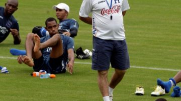 Luis Fernando Suárez supervisa los trabajos de calentamiento de los jugadores de Honduras que el viernes se enfrentará a México.