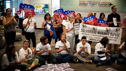 Con camisetas que dicen "Citizenship Now" jóvenes soñadores, padres y activistas proinmigrantes se manifestaron en la oficina del congresista republicano por Illinois Peter Roskam, el mes de agosto.
