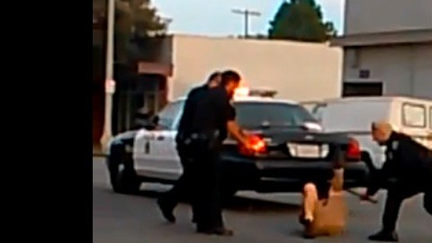Imagen captada del video en el momento que Porfirio Santos López recibe uno de varios golpes de la policía de Long Beach.