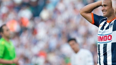 El delantero chileno Humberto "Chupete" Suazo estará inactivo hasta tres semanas por lesión