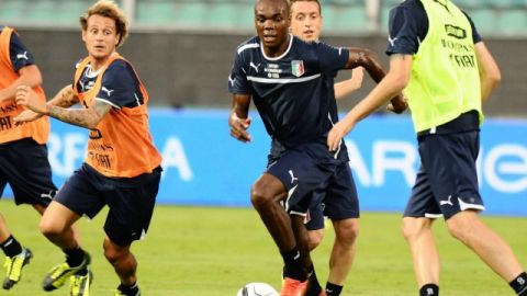 El internacional italiano Angelo Ogbonna (c) participa en un entrenamiento de su selección en el estadio "Renzo Barbera" en Palermo, Italia