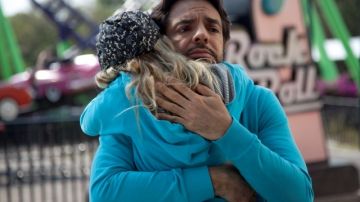 El actor abraza a Loreto Peralta en una escena de 'Instructions Not Included'.