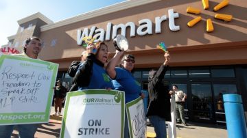 Empleados de Walmart ya  protestaron por mejoras salariales en la ciudad de  Paramount el año pasado.