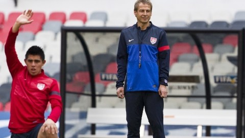 El técnico de Estados Unidos, Jurgen Klinsmann, supervisa la práctica de sus jugadores de cara al choque de mañana contra  la selección de Costa Rica  en el Estadio Nacional.