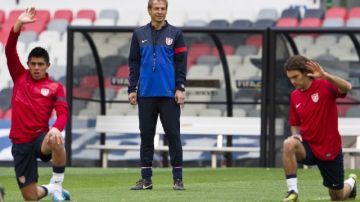 El técnico de Estados Unidos, Jurgen Klinsmann, supervisa la práctica de sus jugadores de cara al choque de mañana contra  la selección de Costa Rica  en el Estadio Nacional.
