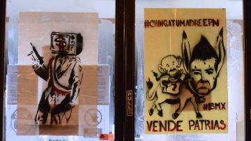 Carteles pegados con engrudo en las puertas del consulado mexicano de San José, la noche del 1 de septiembre.