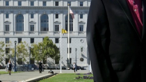 El abogado indocumentado Sergio García espera que la Corte Suprema de California lo certifique para ejercer su profesión.
